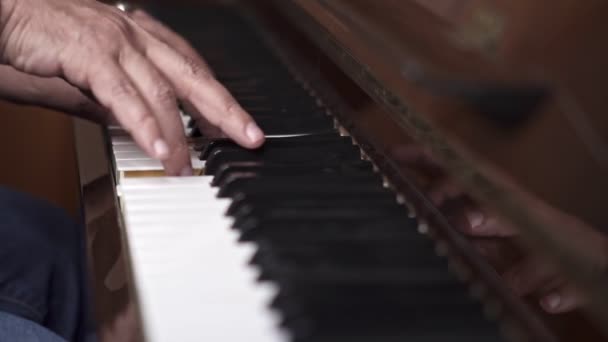 Músico Toca Piano Abierto Slow Motion Top View Tiro Medio — Vídeo de stock