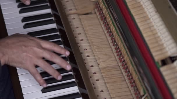 Музыкант Играет Открытом Фортепиано Slow Motion Top View Средний Снимок — стоковое видео
