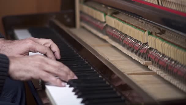 Музыкант Играет Открытом Фортепиано Slow Motion Top View Средний Снимок — стоковое видео