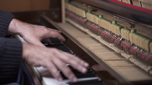 Músico Toca Piano Abierto Slow Motion Top View Tiro Medio — Vídeos de Stock