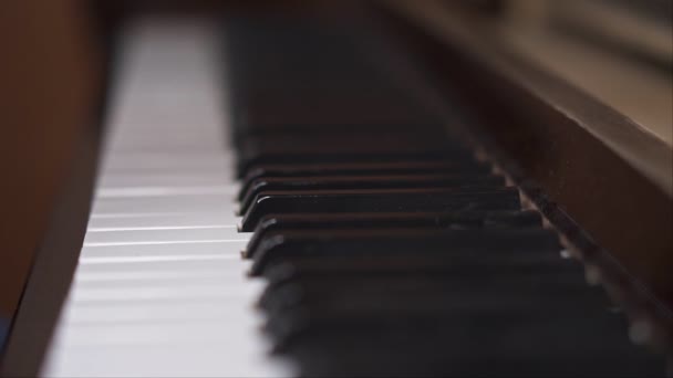 Pianista Executando Close Slow Motion Tiro Com Profundidade Rasa Campo — Vídeo de Stock