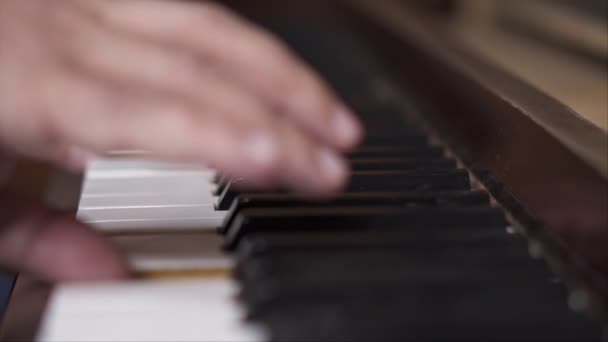 Pianista Realizando Primer Plano Plano Cámara Lenta Con Poca Profundidad — Vídeos de Stock