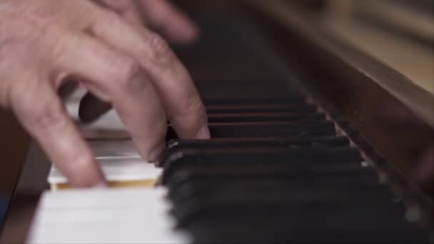 Pianista Executando Close Slow Motion Tiro Com Profundidade Rasa Campo — Vídeo de Stock