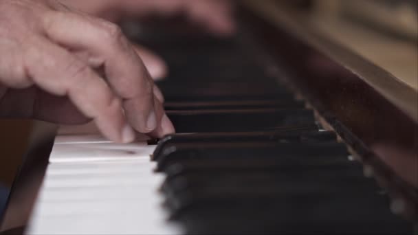 Pianist Die Presteert Close Slow Motion Shot Met Ondiepe Scherptediepte — Stockvideo