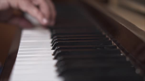 Pianist Die Presteert Close Slow Motion Shot Met Ondiepe Scherptediepte — Stockvideo