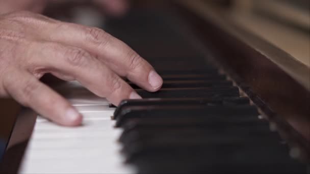 Piyanist Performans Yakın Çekim Alan Sığ Derinliği Ile Yavaş Hareket — Stok video