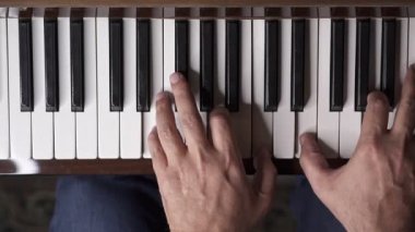 Müzisyen piyano çalar, Slow Motion Top View Orta sığ derinliği ile vurdu