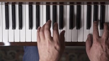 Müzisyen piyano çalar, Slow Motion Top View Orta sığ derinliği ile vurdu