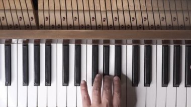 Müzisyen piyano çalar, Slow Motion Top View Orta sığ derinliği ile vurdu