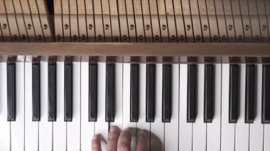 Müzisyen piyano çalar, Slow Motion Top View Orta sığ derinliği ile vurdu