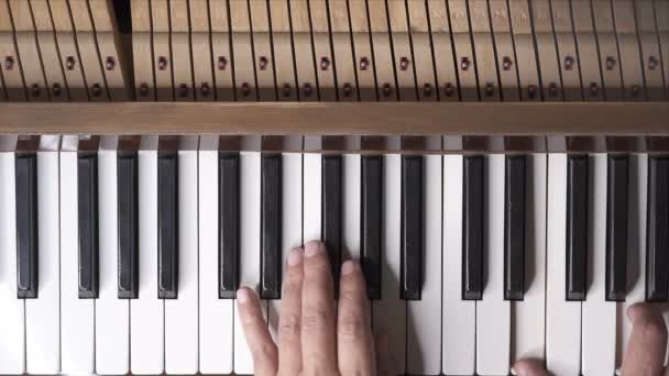 Музыкант Играет Фортепиано Slow Motion Top View Средний Снимок Неглубокой — стоковое видео
