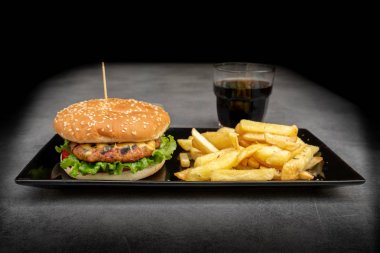 Lezzetli Cheeseburger, kızarmış Patates ile servis