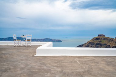 Büyük Manzaralı İki Sandalye, Greec Santorini Adası Detayları