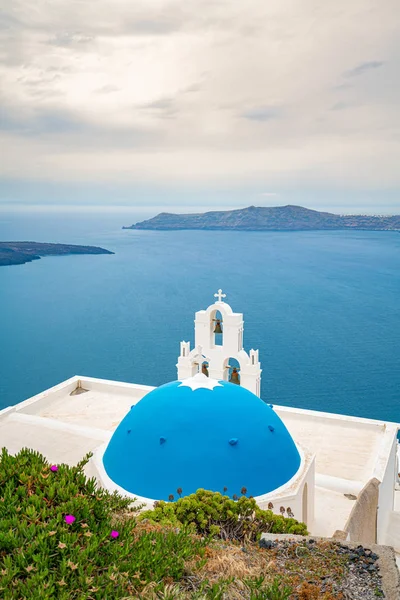 Igreja na ilha de Santorini, na Grécia, uma das mais belas — Fotografia de Stock