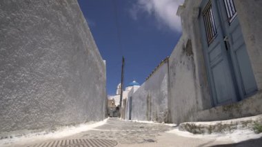 Yunanistan'da Santorini Adası Panoramik Görünümü, dünyanın en güzel seyahat yerlerinden biri. Shot Oia, 4k video