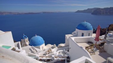 Yunanistan'da Santorini Adası Panoramik Görünümü, dünyanın en güzel seyahat yerlerinden biri. Shot Oia, 4k video