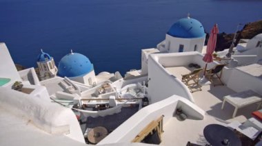 Yunanistan'da Santorini Adası Panoramik Görünümü, dünyanın en güzel seyahat yerlerinden biri. Shot Oia, 4k video
