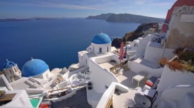 Yunanistan'da Santorini Adası Panoramik Görünümü, dünyanın en güzel seyahat yerlerinden biri. Shot Oia, 4k video