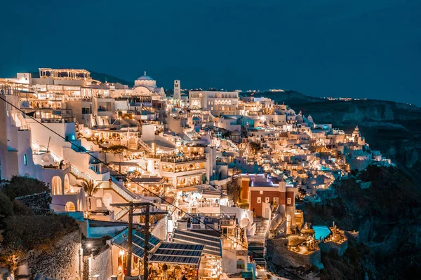 Santorini à noite, um dos mais belos destinos de viagem — Fotografia de Stock