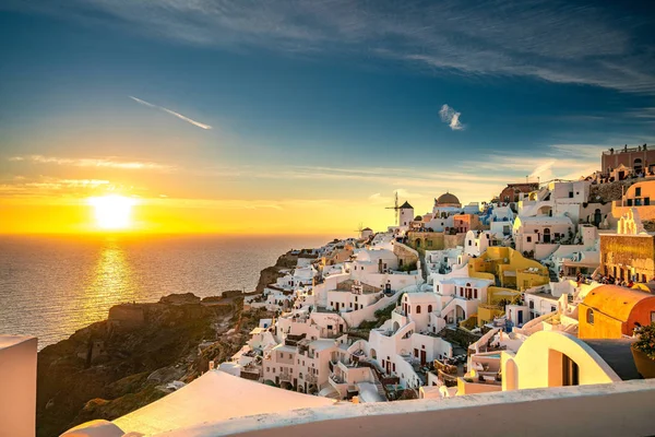 Famous Sunset at Oia of Santorini. One of the most beautiful tra — Stock Photo, Image