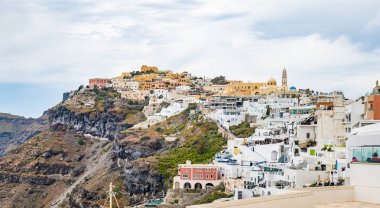 Panoramik görünüm ve Greece Santorini Adası sokaklarında, shot i