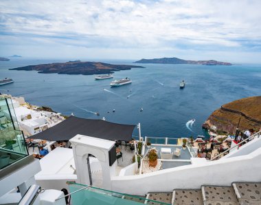 Panoramik görünüm ve Greece Santorini Adası sokaklarında, shot i