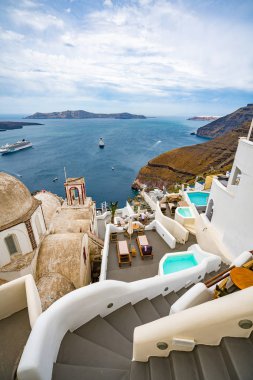Panoramik görünüm ve Greece Santorini Adası sokaklarında, shot i