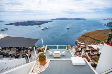 Panoramik görünüm ve Greece Santorini Adası sokaklarında, shot i
