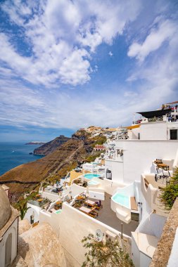 Panoramik görünüm ve Greece Santorini Adası sokaklarında, shot i