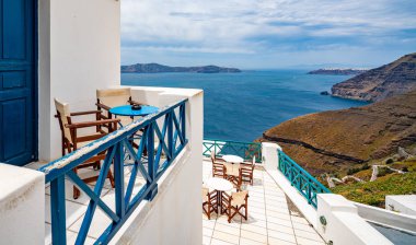 Panoramik görünüm ve Greece Santorini Adası sokaklarında, shot i