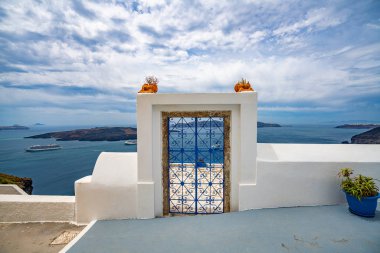 Panoramik görünüm ve Greece Santorini Adası sokaklarında, shot i