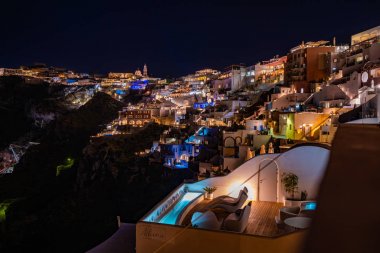 Santoron gece, panoramik manzara ve Santorini Isla sokaklarında
