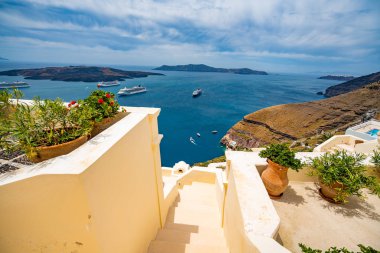Panoramik görünüm ve Greece Santorini Adası sokaklarında, shot i