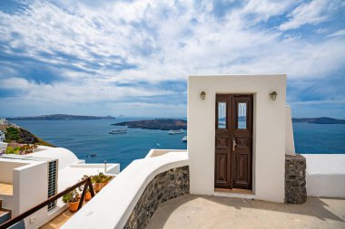 Panoramik görünüm ve Greece Santorini Adası sokaklarında, shot i