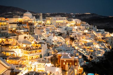 Santorini 'de gece, panoramik manzara, Thira 'da vurdu