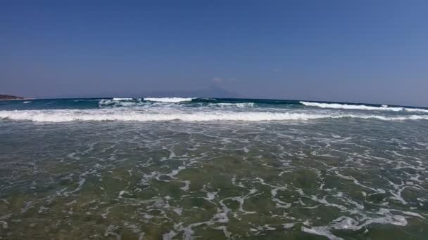 拍摄巨大的海浪在海洋 慢动作视频 — 图库视频影像
