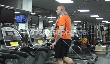 Koşu bandında yürüyüş, tv izlerken sonra onun savaşa su, treadmill kapalı geçiş, gidiyor şişko. Sol taraftan görünüm