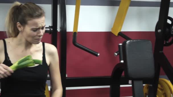 Pria Lucu Gemuk Sedang Makan Hamburger Gym Dekat Dia Muda — Stok Video