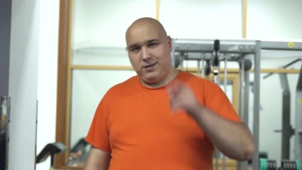 Tyk Flot Mand Orange Shirt Siger Noget Træningscenter Motiverende Folk – Stock-video