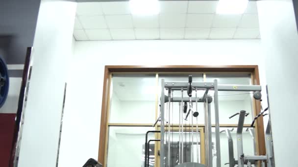 Shirt Geliyor Turuncu Görünümü Aşağıdan Yukarıya Bir Spor Salonunda Yakışıklı — Stok video