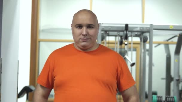 Dicker Gutaussehender Mann Orangefarbenem Shirt Fitnessstudio Der Kokett Die Kamera — Stockvideo