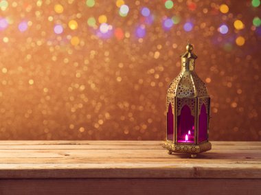 Hafifleyen fener bokeh arka plan üzerinde ahşap masa üzerinde. Ramazan kareem tatil kutlama kavramı