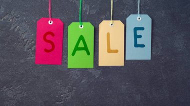 Blackboard arka plan üzerinde renkli fiyat etiketleri ile satış konsepti