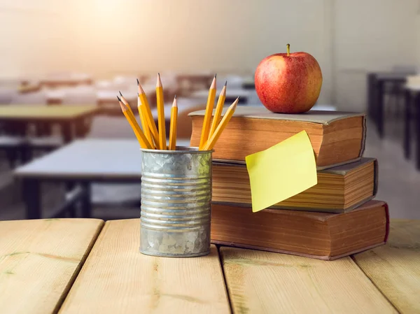 回到学校概念与铅笔 苹果和老书在木桌在 Classrooom 内部背景 — 图库照片