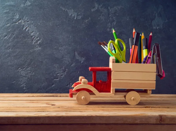 Concepto Regreso Escuela Con Camión Juguete Útiles Escolares Mesa Madera —  Fotos de Stock