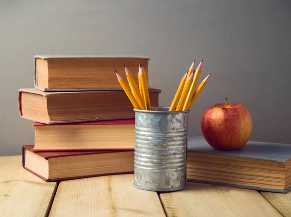 回到学校概念与铅笔 苹果和老书在木桌上 — 图库照片