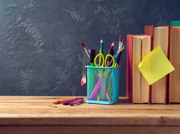 Zurück Zum Schulkonzept Mit Bleistiften Schulmaterial Und Alten Büchern Auf — Stockfoto