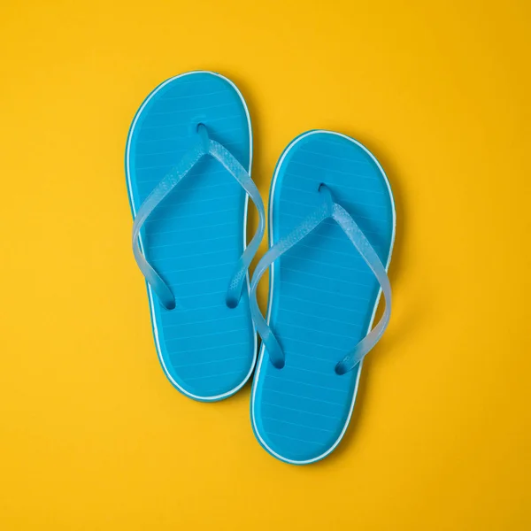 Minimales Sommerkonzept Blaue Flip Flops Auf Gelbem Hintergrund Blick Von — Stockfoto
