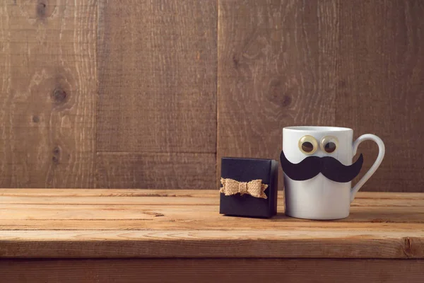 幸せな父親の日コンセプト木製の背景の上のコーヒー カップ 口ひげ ギフト ボックス — ストック写真