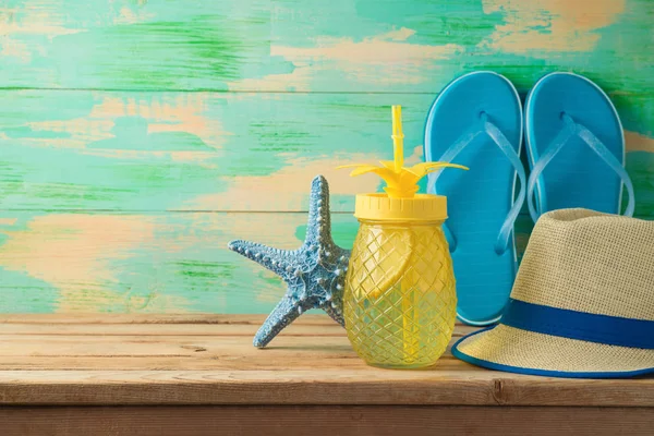 Fundo Verão Com Bebida Refrescante Frasco Abacaxi Chapéu Chinelos Mesa — Fotografia de Stock